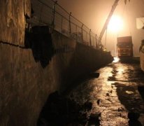 司机正吃饭，爱车竟自行驾驶撞下穿道