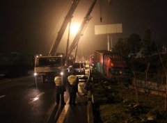 驾驶员下车吃饭 大货车“自动驾驶”冲进下穿道