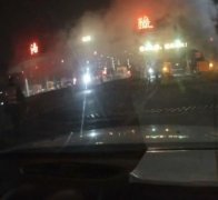 小车收费站前发“火” 大伙合力及时扑灭