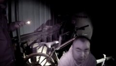 小偷盗窃碰上主人回家 爬上顶棚因太胖差点压垮