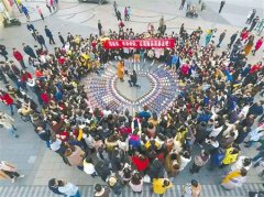 男生用520个苹果表白成功 苹果全部赠送在场围观者