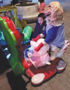 金毛爱坐摇摇车 成网络“红人”