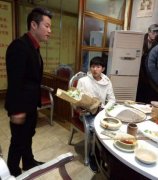 王源回渝开启偶遇模式 吃火锅收到鲜花