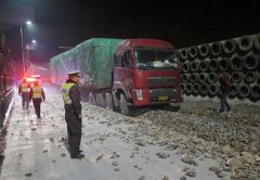 刹车失灵 重型货车高速下坡冲进避险车道