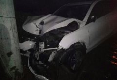 女子打完麻将开车回家 眯了一眼车撞电线杆了