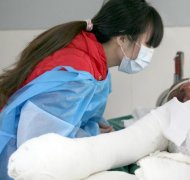 火场救父少女第二次手术 仍不能说话