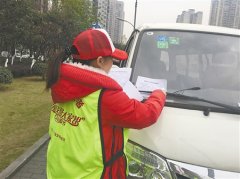 银桦路社区开展“文明停车”劝导 羞！违章车主红了脸