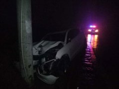 女司机熬夜打麻将 疲劳驾驶撞电线杆