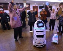 高大上！养护中心来了个机器人 能歌善舞还听得懂川普