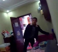 蟊贼白天入室盗窃 监控记录作案过程