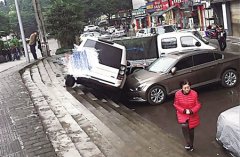 什么鬼 跟着导航走竟冲下梯坎 这段路曾一个月发生两三起事故