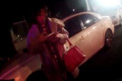 女子因开错车门摔坏车主手机 引发激烈争吵险斗殴