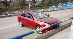 女司机错把油门当刹车 撞到护栏不松油