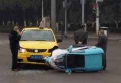 车速过快酿事故 直行摩托被撞翻