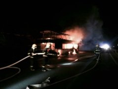 吓人！重庆高速一载有40多人客车自燃