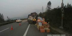 超载货车高速路后轮跑飞 车辆失控货散一地
