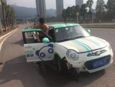 “奇葩”老司机出车祸 光脚赤膊弃车去追狗