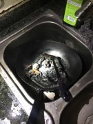 粗心男玩手机 差点引燃整间屋