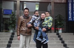 双胞胎在家点棉被玩失火 所幸路过协警奋力相救