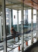 禁烟标志就在眼前 大叔竟假装看不见