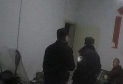 男子醉酒抱煤气罐要自杀 生死关头民警飞扑夺下打火机