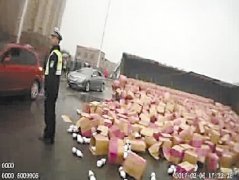 货车侧翻千件奶制品散落 路人的行为戳中司机泪点