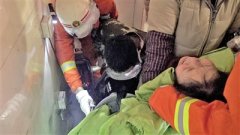 女子清洗绞肉机，右手被“吞”1小时