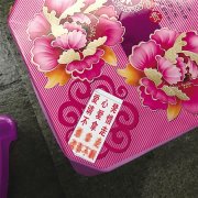 公交站9张爱心凳温暖候车乘客 找到了！好心人竟是她