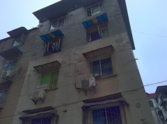 6岁女童被独留家中 哭着爬上窗台找妈妈