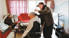 69岁理发师上门理发只收5元钱 全年只有春节休息3天