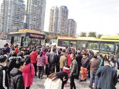 一个想上客一个想靠站 出租车与公交车发生争执