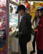 网友观音桥偶遇王源夹娃娃：是真王源