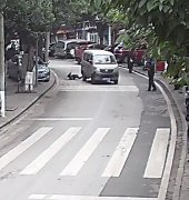 男孩撞上面包车被弹出 机智滚到路边躲过后车碾压