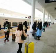 万州北站元宵节迎学生返校客流小高峰