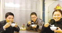 2000多名外出务工的重庆人 列车上吃汤圆闹元宵