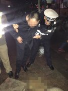 醉酒后的言行有多出格 看看这两位老兄……