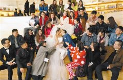 送玫瑰不如送“公式”  文艺情侣在书店办个性婚礼