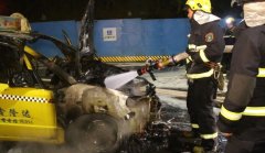 装有液化气罐出租车起火 消防官兵紧急救援