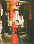 情侣每年爬爱情天梯 制成视频刷爆朋友圈