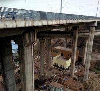 牛！重庆一楼房建在立交桥下  晒不到太阳淋不到雨