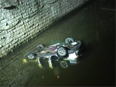 悲剧！情人节重庆一男一女驾车坠河身亡