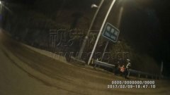 9岁哥哥带着6岁妹妹为何夜晚走上高速路？原因令人心疼