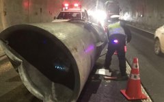 货车装货超高 进隧道挂掉风机损失数万元