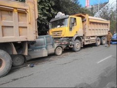 运渣车刹车不及追尾 皮卡不幸成“夹心饼干”