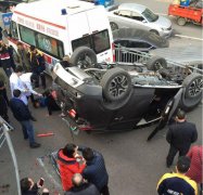 又见女司机！越野“开溜”撞飞路人