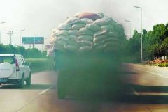 举报冒黑烟车辆 环保奖励你50元话费