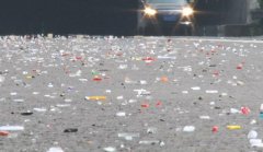 货车高速公路上撒漏货物 巡逻车轮胎被扎破