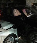 情敌开卡宴要载未婚妻出门 他开福克斯一头撞上去