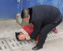 女子突发癫痫病 民警往其嘴里塞纸巾