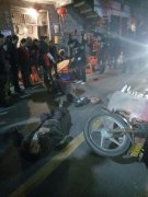 摩托车冲进吃饭人群，9人伤！